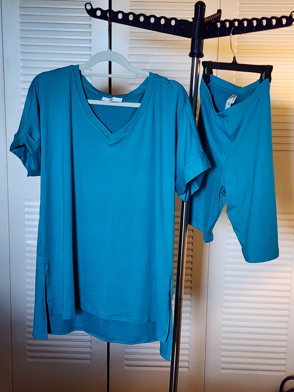 NWOT. Zenana Outfitters Teal V-Neck Relaxed Tunic and Biker Shorts - Size Large - Picture 2 of 7
